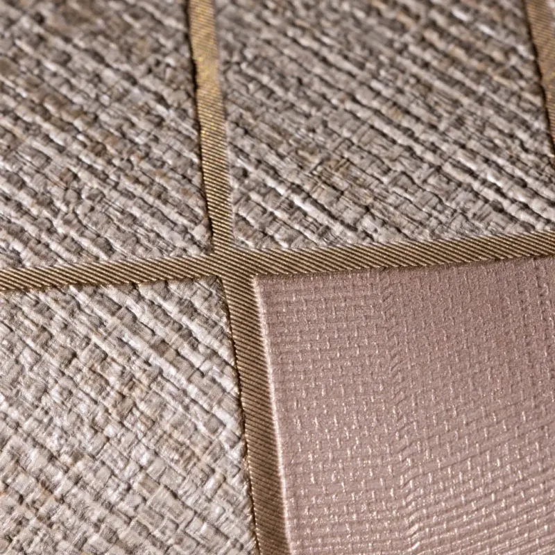 Modern geometrik desenli, bej ve kahve tonlarında keten dokulu elyaf duvar kağıdı