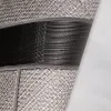 Trussardi 7 Z18950: Geometrik füme modern iç mekan duvar kağıdı Modern geometrik desenli, füme ve koyu kahve tonlarında keten dokulu elyaf duvar kağıdı