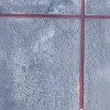 Eskitme Gri Beton Doku Detayları, E103 Gri eskitme beton dokulu, üzerinde kırmızımsı çizgiler bulunan, spatula tekniğiyle yapılmış dekoratif duvar tasarımı E103.