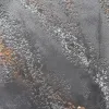 Koyu gri zeminde pas ve beyaz dokulu efektlere sahip, soyut ve lüks görünümlü dekoratif duvar tasarımı E108.