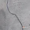 Eskitme Gri Çatlak Beton Efektli Duvar Tasarımı Eskitme gri renkte, belirgin çatlak beton efekti bulunan, dokulu dekoratif duvar tasarımı E110.