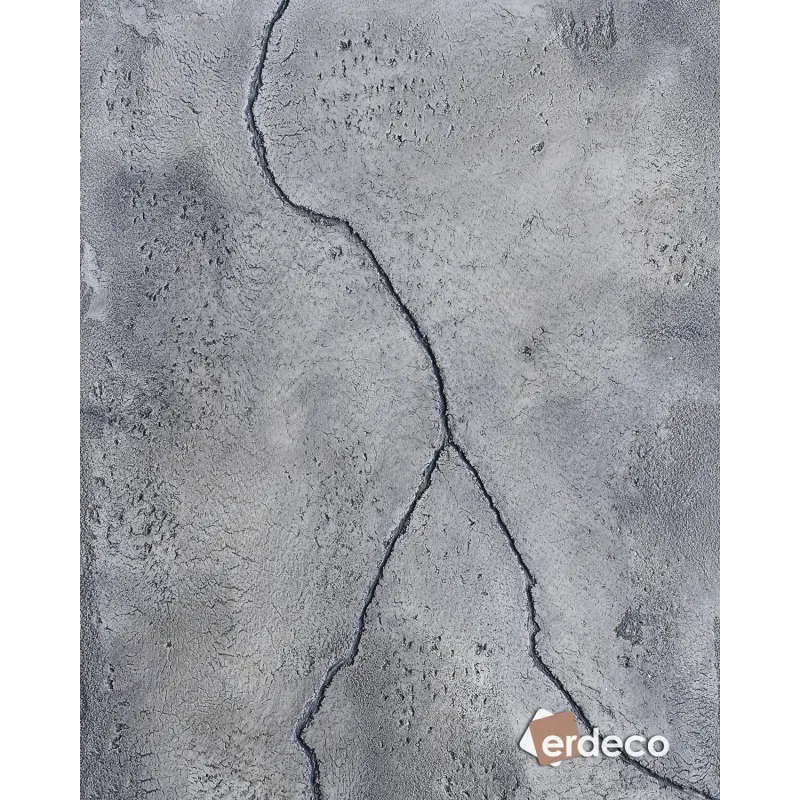 Eskitme Gri Çatlak Beton Efektli Duvar Tasarımı Eskitme gri renkte, belirgin çatlak beton efekti bulunan, dokulu dekoratif duvar tasarımı E110.